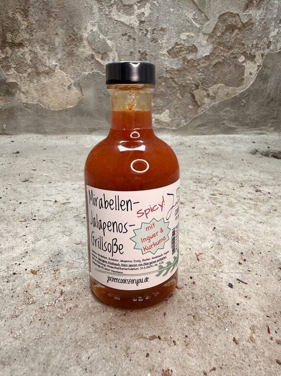 Mirabellen Jalapenos Grillsoße in der Glasflasche mit Schraubverschluss. Produktfoto.