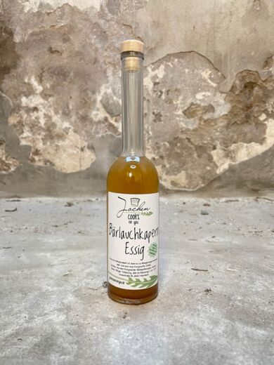 Bärlauchkapern Essig in der langen edlen Flasche. 