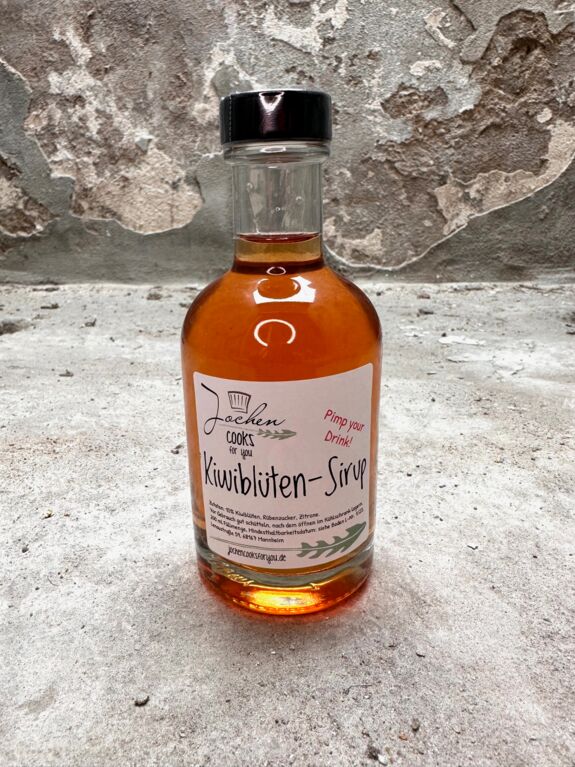 Kiwiblüten Sirup in der Glasflasche mit Schraubverschluss.