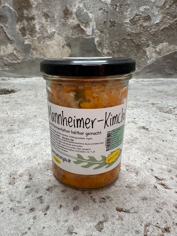 Mannheimer Kimchi mild im Glas mit Schraubverschluss und schwarzem Deckel, Produktfoto.