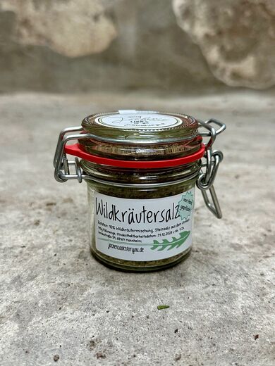 Wildkräuter Salz im Bügelglas.