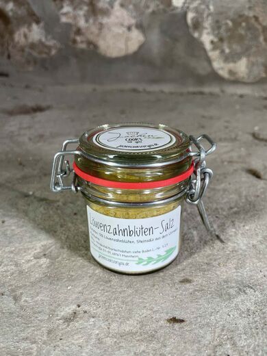 Löwenzahnblüten Salz im Bügelglas.