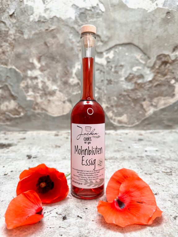 Mohnblüten Essig in der Glasflasche mit Korkverschluss. Mohnblüten nur Deko.