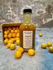 Mirabellen Jalapenos Grillsoße in der Glasflasche mit Schraubverschluss, Mirabellen als Deko. Produktfoto.