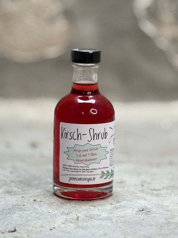 Kirsch Shrub in der Glasflasche mit Schraubverschluss. 